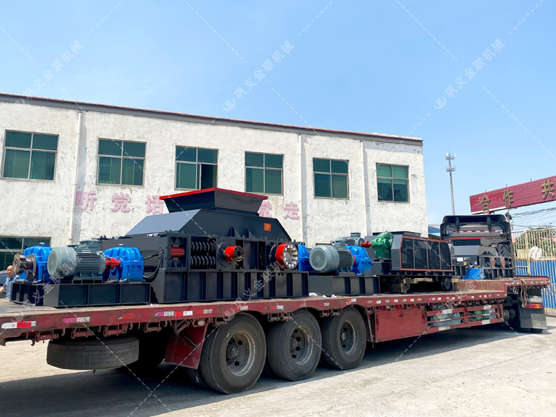 1200*1200雙齒輥破碎機，兩臺900*900軌道移動雙齒輥破碎機發(fā)往云南